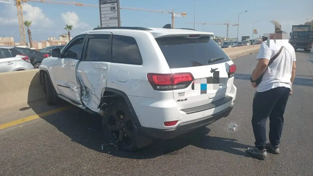 بسبب تسرّب المازوت... انزلاق وانقلاب سيارات على طريق الناعمة