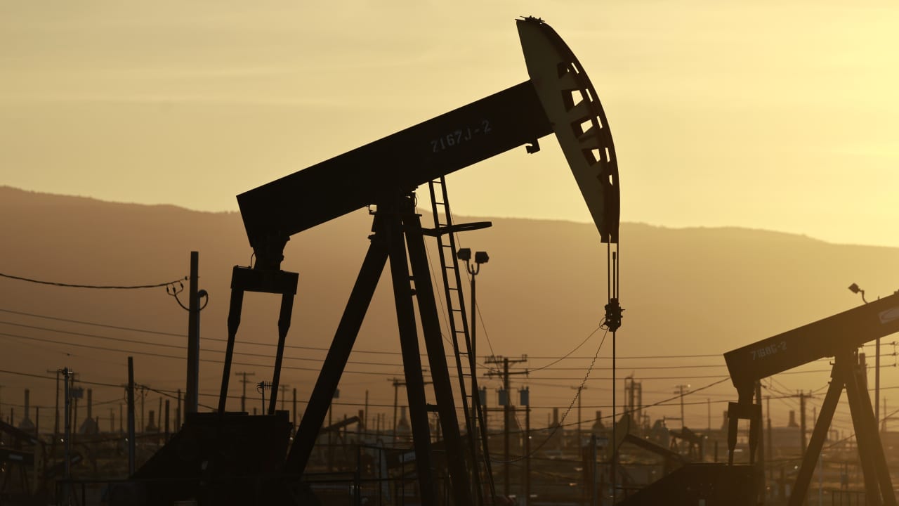 بعد فشل التوصل لاتفاق إيراني–أميركي... أسعار النفط تتجاوز 100 دولار للبرميل