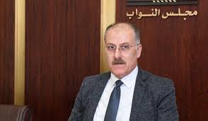 عبدالله: قرار ماكرون يشكل رسالة تضامن ودعم للشعب اللبناني
