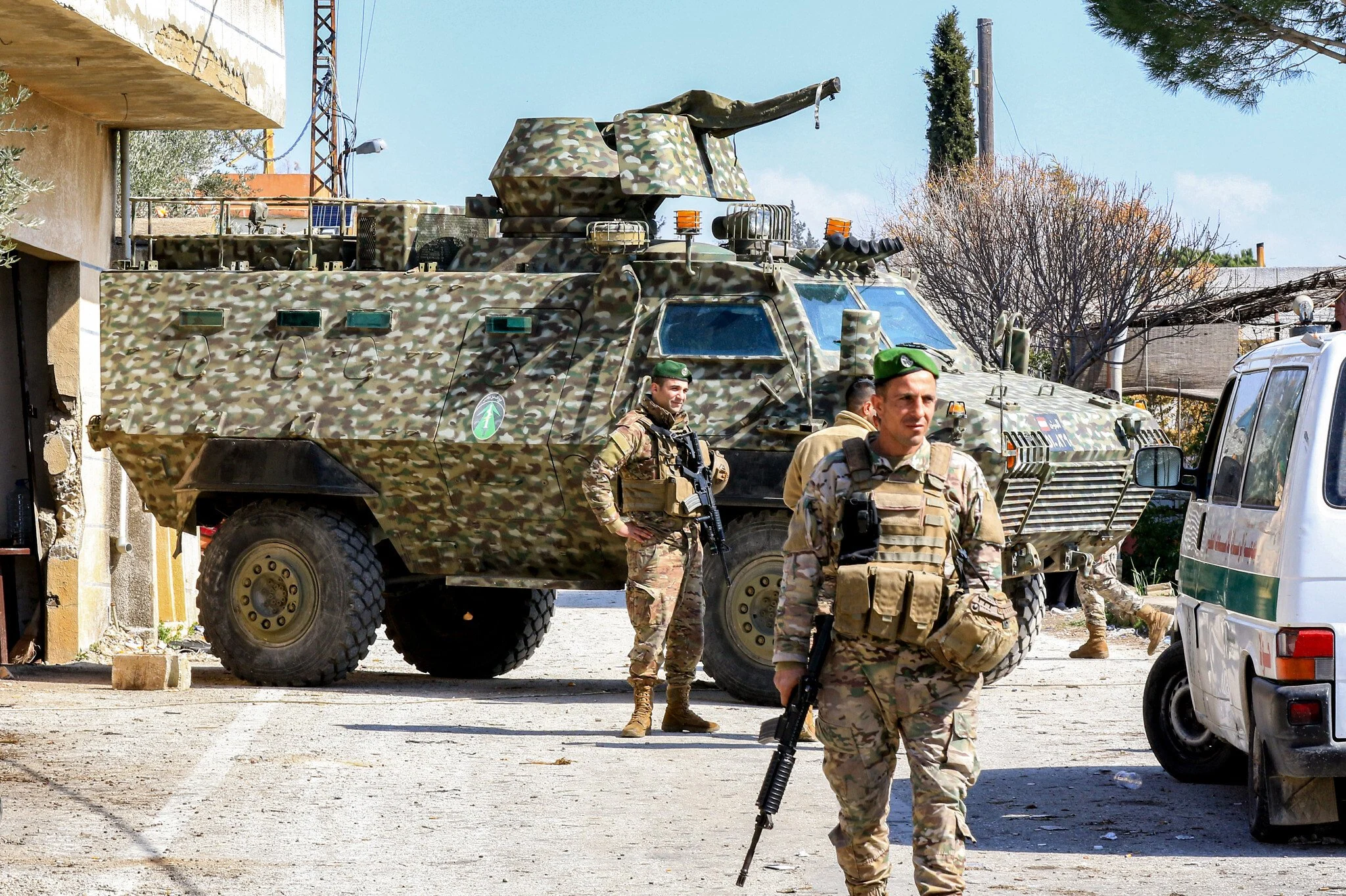 الجيش: توقيف متورطين بتهريب أشخاص عبر البحر في طرابلس