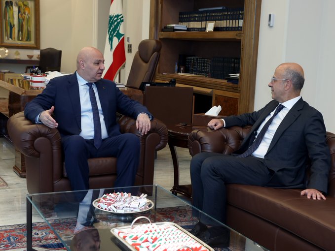 عون يبحث مع حاكم مصرف لبنان سداد الودائع والإصلاحات… ويشدد على حصرية السلاح الفلسطيني