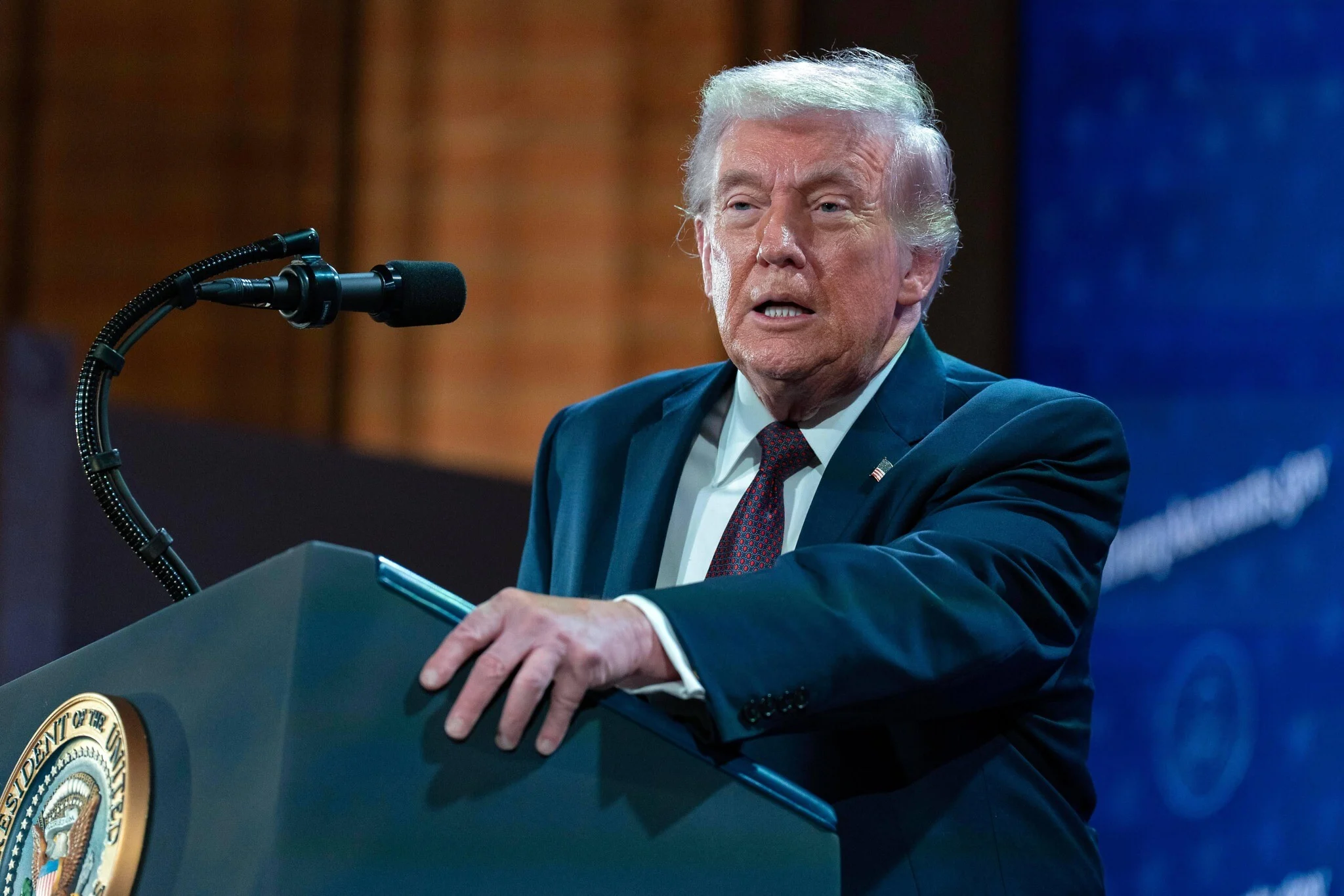 ترامب يهدد إيران: فرصة أخيرة للاتفاق أو مواجهة التصعيد