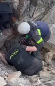 انقاذ مواطنة محتجزة تحت أنقاض مبنى في أرنون الشقيف