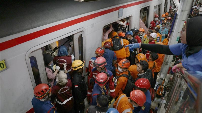 ارتفاع حصيلة ضحايا تصادم قطارين قرب جاكرتا إلى 14 قتيلاً