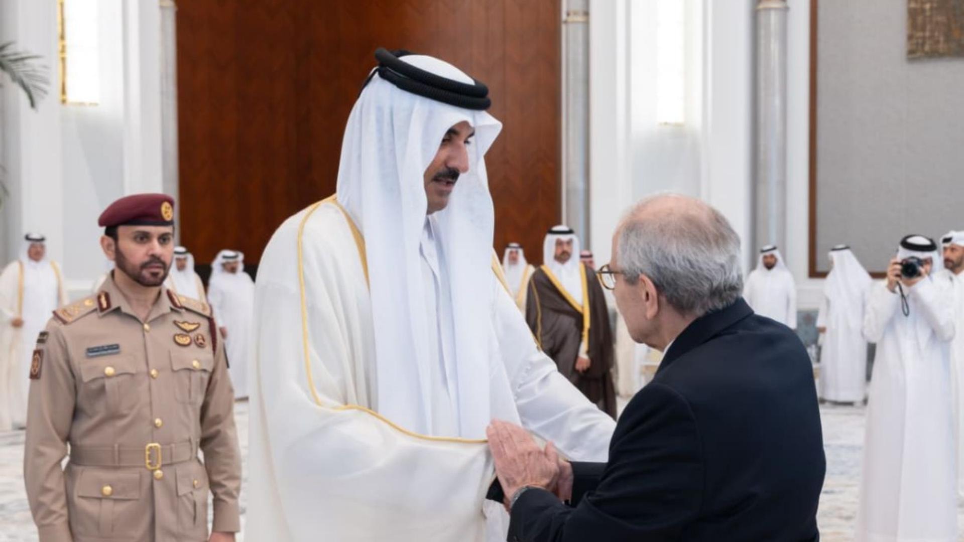 سلام قدّم التعازي للشيخ تميم بوفاة الأمير الوالد في الدوحة