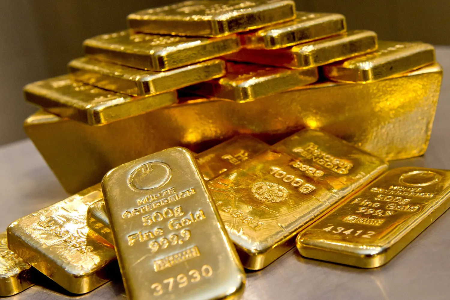 الذهب يهبط مع صعود النفط بفعل التوتر الأمريكي الإيراني